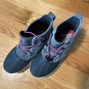 Youth out and about classic bootie. Excellent used condition.